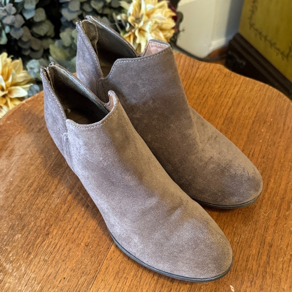 EUC Versatile b.o.c. Tan Ankle Booties Faux Suede Lower Stacked Heel